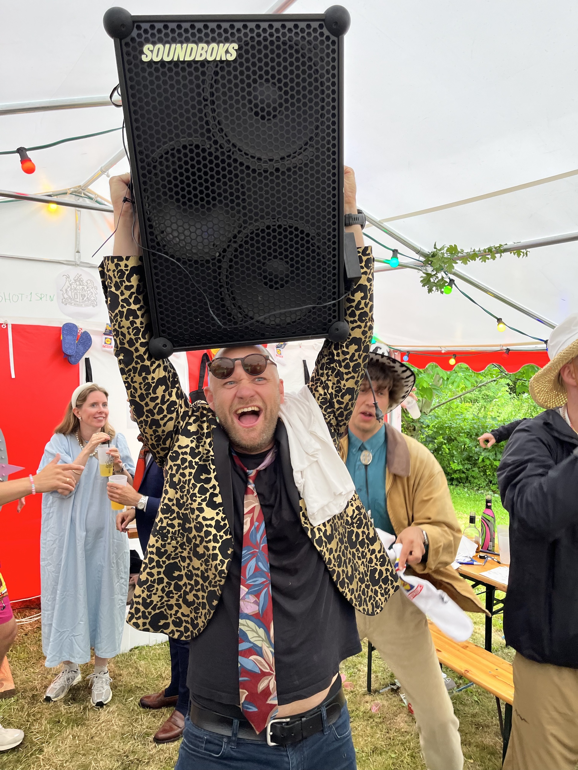 Gæst hejser en Soundboks-højtaler i vejret til fest